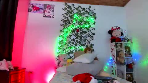 Snapshot of pucaa_ chatting on 12.17.25 Emma Rico model indep online show from 12.17.25