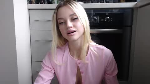 Snapshot of qeeensgambit chatting on 12.10.24 Milana online show from 12.10.24