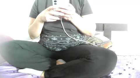 Snapshot of que_mb chatting on 10.25.25 sophy online show from 10.25.25