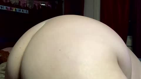 Snapshot of queeeendeepthrot chatting on 10.25.25 Bigtitanalslut online show from 10.25.25