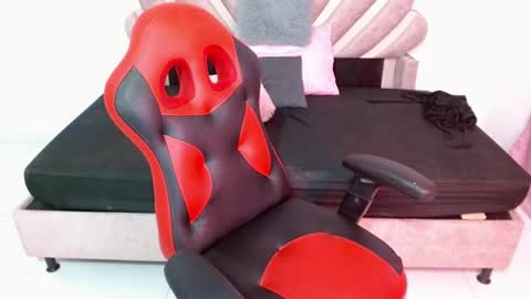 Snapshot of queen_hot1129 chatting on 12.18.25 isa online show from 12.18.25