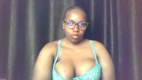 Snapshot of queen_melanine chatting on 06.12.26 QUEEN online show from 06.12.26