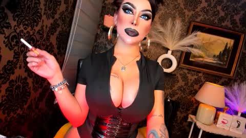 Snapshot of queen_mirahh chatting on 10.06.25 queen mira maria shantal online show from 10.06.25