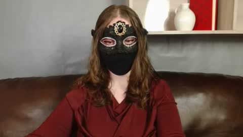 Snapshot of queen_nora chatting on 06.19.26 Nora online show from 06.19.26