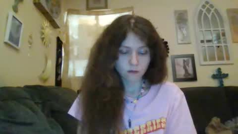 Snapshot of queencrimsonlvx chatting on 05.19.26 queencrimsonlvx online show from 05.19.26
