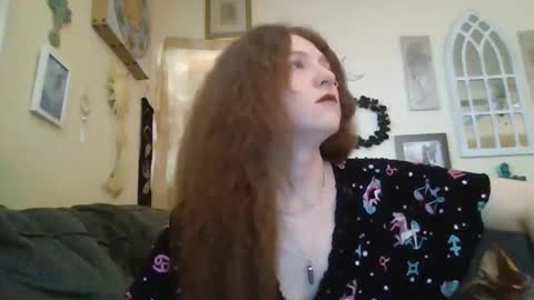 Snapshot of queencrimsonlvx chatting on 05.21.26 queencrimsonlvx online show from 05.21.26