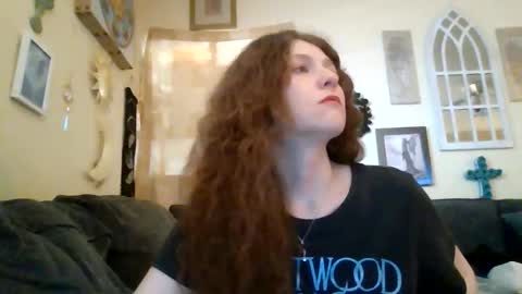 Snapshot of queencrimsonlvx chatting on 06.11.26 queencrimsonlvx online show from 06.11.26