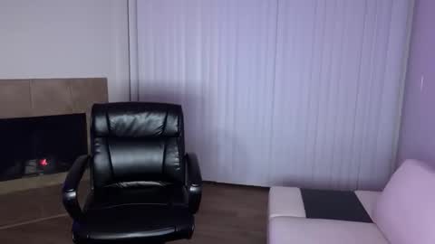 Snapshot of queendomi chatting on 12.20.25 queendomi online show from 12.20.25