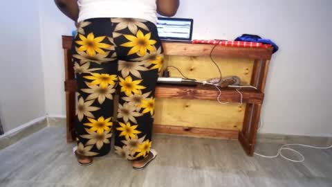 Snapshot of queenkiah chatting on 10.16.25 Nina online show from 10.16.25