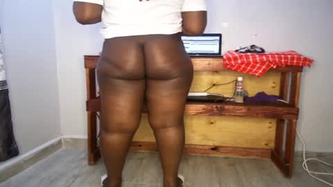 Snapshot of queenkiah chatting on 11.06.25 Nina online show from 11.06.25