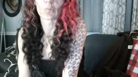 Snapshot of queennjuuicy chatting on 07.18.26 IG Juuicy IGGE Gezzzy online show from 07.18.26