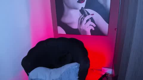 Snapshot of queenofhaze chatting on 12.19.25 you may simply address Me with Your Grace online show from 12.19.25