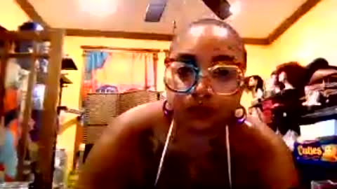 Snapshot of queensquirtntwerk chatting on 08.10.26 Queen Hilarity online show from 08.10.26