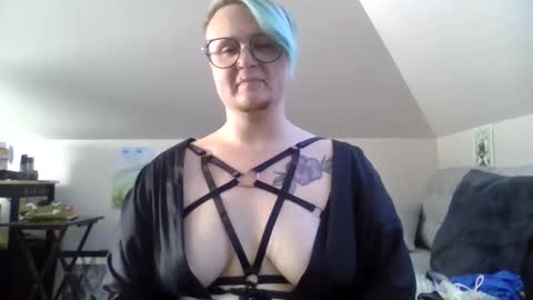 Snapshot of queerlyjaz chatting on 09.17.25 queerlyjaz online show from 09.17.25