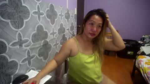 Snapshot of quelly40 chatting on 09.17.25 quelly40 online show from 09.17.25