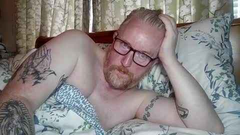 Snapshot of r_o_h_a_n chatting on 10.21.25 r_o_h_a_n online show from 10.21.25