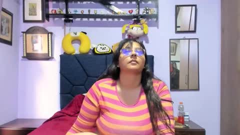 Snapshot of racheljames28 chatting on 11.11.25 racheljames28 online show from 11.11.25