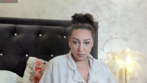 Snapshot of raelledarkstar chatting on 04.24.26 raelledarkstar online show from 04.24.26