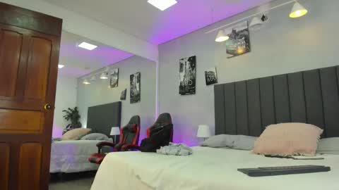 Snapshot of raphael_nyon chatting on 03.01.26 Raphael Nyon online show from 03.01.26