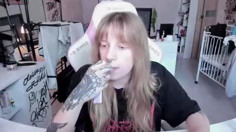 Snapshot of rapunzel_cute chatting on 06.18.26 Rapunzel online show from 06.18.26