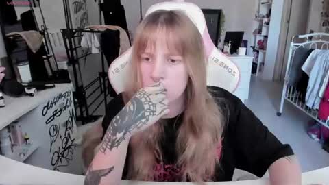 Snapshot of rapunzel_cute chatting on 06.22.26 Rapunzel online show from 06.22.26