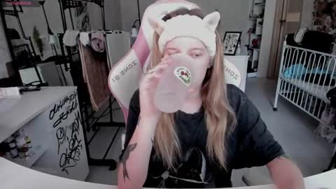 Snapshot of rapunzel_cute chatting on 06.27.26 Rapunzel online show from 06.27.26