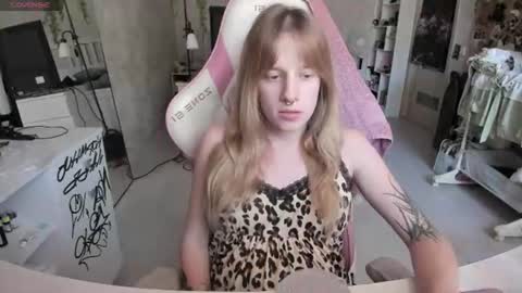 Snapshot of rapunzel_cute chatting on 07.17.26 Rapunzel online show from 07.17.26