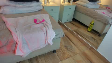 Raquel Moore  online show from 02.06.25