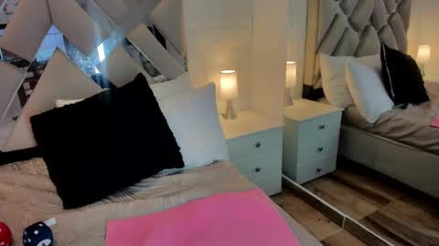 Raquel Moore  online show from 02.11.25