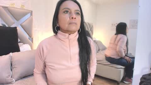 Raquel Moore  online show from 09.11.25