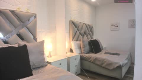 Raquel Moore  online show from 09.22.25