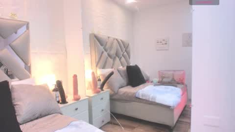 Raquel Moore  online show from 10.02.25