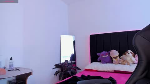 Snapshot of raven__white1 chatting on 01.22.25 Raven online show from 01.22.25