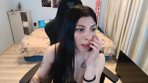 Snapshot of raven_haired_goddess chatting on 05.01.26 raven_haired_goddess online show from 05.01.26