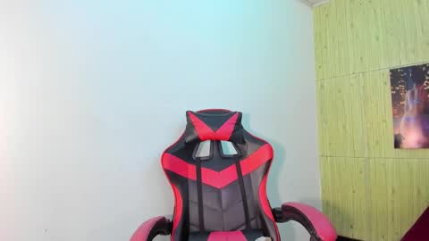Snapshot of raven_rouge chatting on 10.05.25 gata online show from 10.05.25