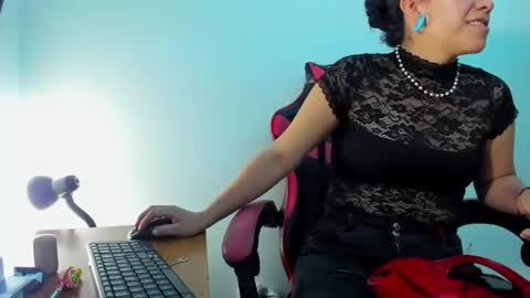 Snapshot of raven_rouge chatting on 10.22.25 gata online show from 10.22.25