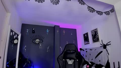 Raven Witch online show from 10.29.25