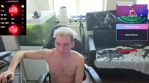 Snapshot of rayzel_white chatting on 05.11.26 Rayzel White online show from 05.11.26
