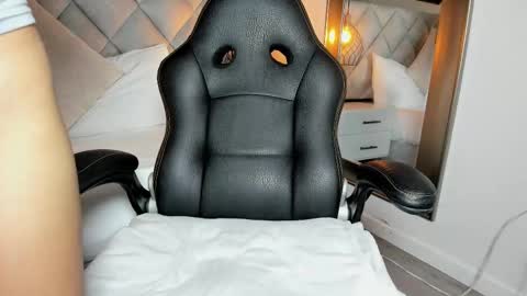 DONCELLA online show from 02.05.26