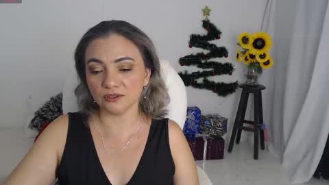 Snapshot of rebeca_milf chatting on 12.18.25 REBECA online show from 12.18.25