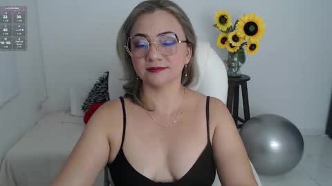 Snapshot of rebeca_milf chatting on 01.11.26 REBECA online show from 01.11.26