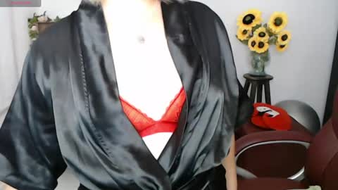 Snapshot of rebeca_milf chatting on 05.02.26 REBECA online show from 05.02.26