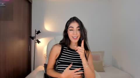 Snapshot of rebeccabaxter chatting on 11.09.25 Rebecca online show from 11.09.25