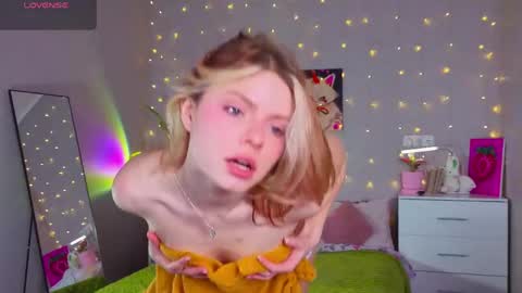 Snapshot of red__candy chatting on 04.24.26 red__candy online show from 04.24.26