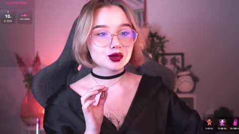 Snapshot of red_queeen chatting on 01.17.25 QUEEN OF EVIL online show from 01.17.25