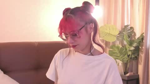 Snapshot of redmeloddy chatting on 03.06.25 Meloddy online show from 03.06.25