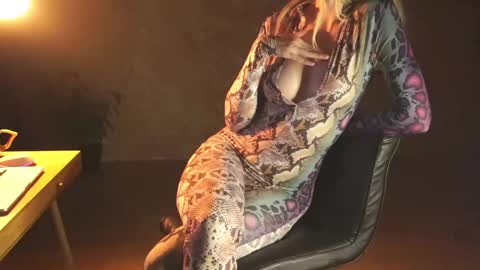 Snapshot of redsparrow__ chatting on 12.21.24 Red online show from 12.21.24