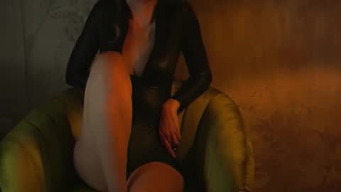 Snapshot of redsparrow__ chatting on 10.12.25 Red online show from 10.12.25