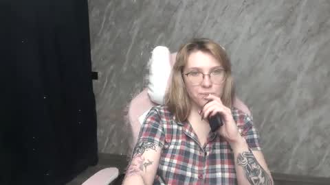 Snapshot of reginasmilee chatting on 01.22.25 Regina online show from 01.22.25