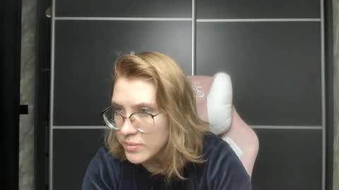 Snapshot of reginasmilee chatting on 02.02.25 Regina online show from 02.02.25